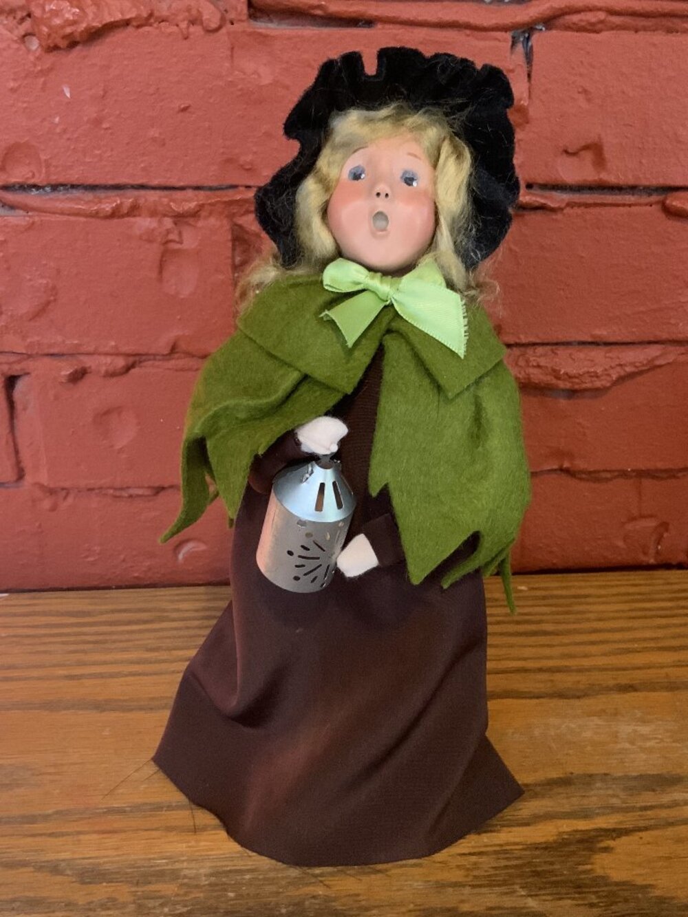 Byers Choice 2010 Girl Witch w/ Lantern Green Cape Halloween Costume